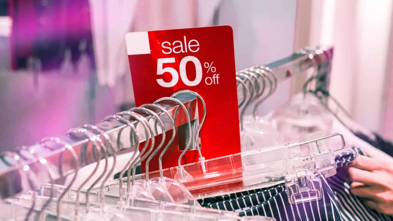 Retail Reactions to Market Shocks in the News